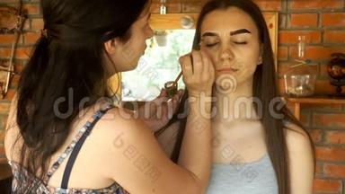 一位年轻女子在培训班刷眉毛和油漆